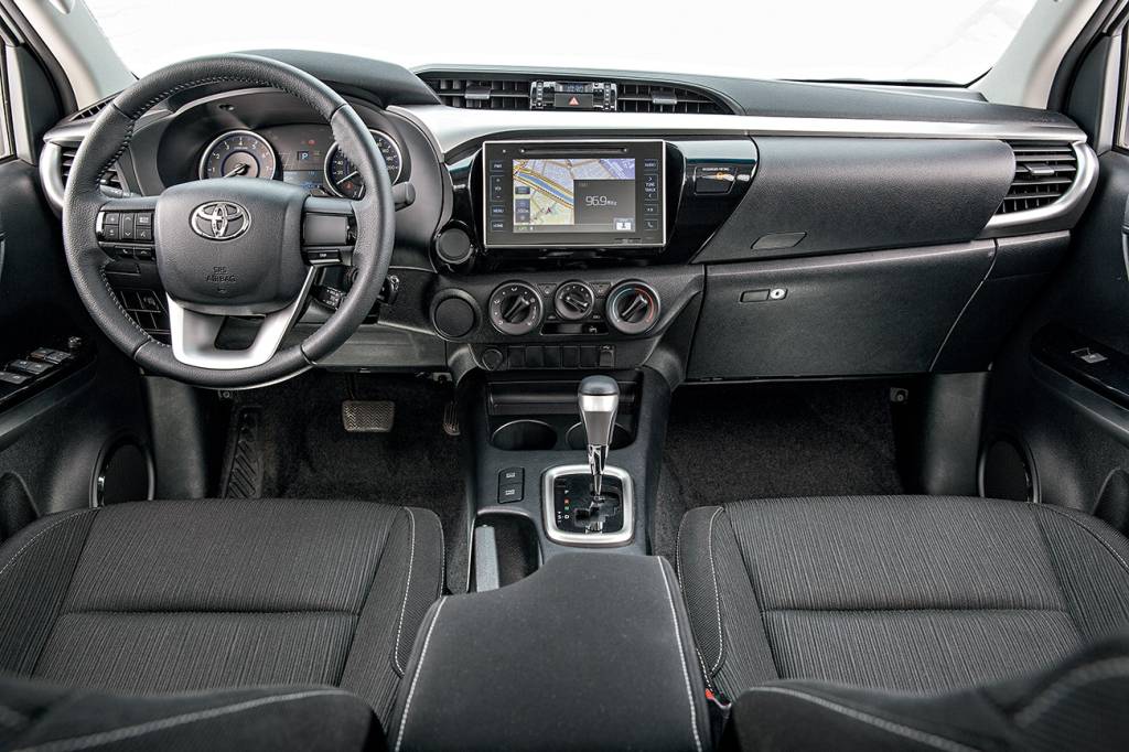 Toyota Hilux Painel ficou mais próximo do Corolla na nova geração