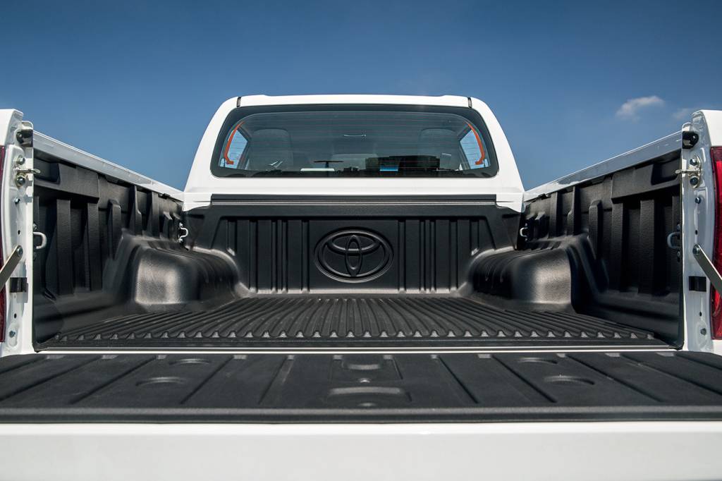 Toyota Hilux Hilux tem a menor capacidade de carga (850 kg), mas a caçamba é a mais comprida e larga