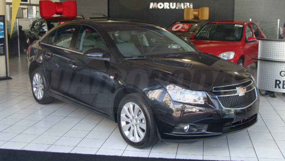 Novidade da Chevrolet, o Cruze já está nas revendas da marca | <a href="https://preprod.quatrorodas.abril.com.br/noticias/cruze-ja-esta-revendas-chevrolet-301112_p.shtml" target="_blank" rel="migration">Leia mais</a>