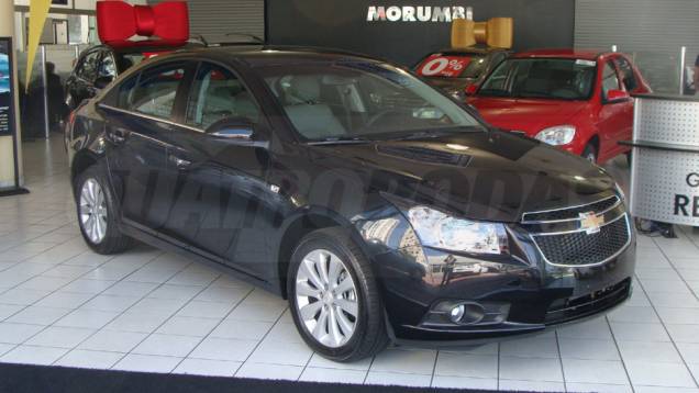 Novidade da Chevrolet, o Cruze já está nas revendas da marca | <a href="https://preprod.quatrorodas.abril.com.br/noticias/cruze-ja-esta-revendas-chevrolet-301112_p.shtml" target="_blank" rel="migration">Leia mais</a> Novidade da Chevrolet, o Cruze já está nas revendas da marca | <a href="https://preprod.quatrorodas.abril.com.br/noticias/cruze-ja-esta-revendas-chevrolet-301112_p.shtml" target="_blank" rel="migration">Leia mais</a>