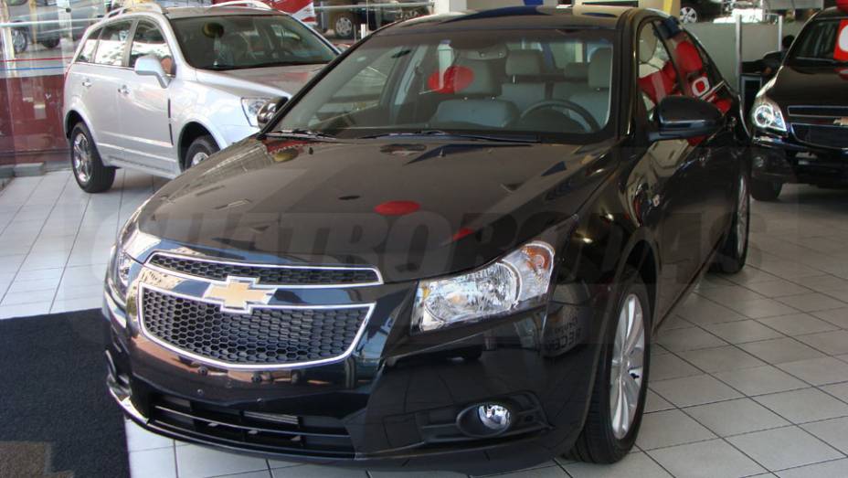 O sed&atilde; vai concorrer com Toyota Corolla e Honda Civic | <a href="https://preprod.quatrorodas.abril.com.br/noticias/cruze-ja-esta-revendas-chevrolet-301112_p.shtml" target="_blank" rel="migration">Leia mais</a>