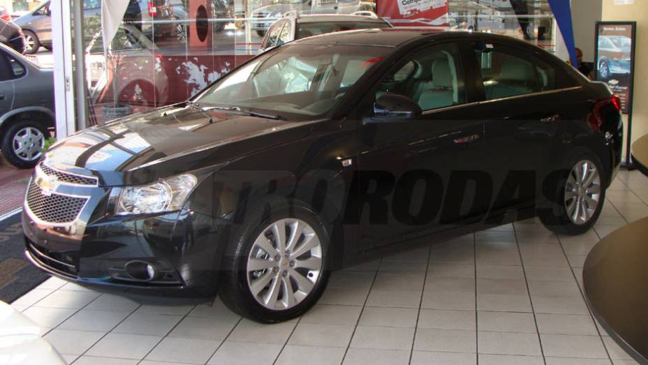 A GM não diz, mas o carro deve aposentar o veterano Vectra | <a href="https://preprod.quatrorodas.abril.com.br/noticias/cruze-ja-esta-revendas-chevrolet-301112_p.shtml" target="_blank" rel="migration">Leia mais</a>