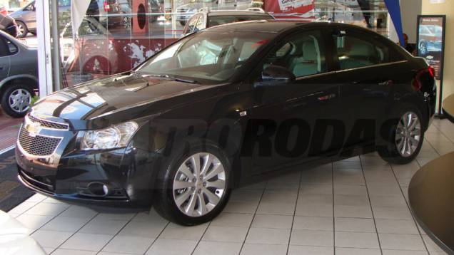A GM não diz, mas o carro deve aposentar o veterano Vectra | <a href="https://preprod.quatrorodas.abril.com.br/noticias/cruze-ja-esta-revendas-chevrolet-301112_p.shtml" target="_blank" rel="migration">Leia mais</a> A GM não diz, mas o carro deve aposentar o veterano Vectra | <a href="https://preprod.quatrorodas.abril.com.br/noticias/cruze-ja-esta-revendas-chevrolet-301112_p.shtml" target="_blank" rel="migration">Leia mais</a>