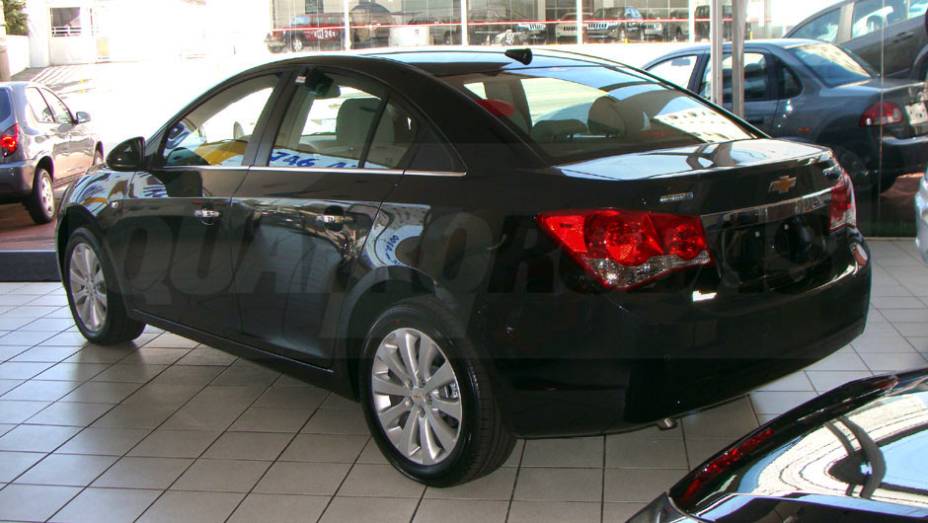 O design moderno tem tudo para roubar clientes da concorr&ecirc;ncia | <a href="https://preprod.quatrorodas.abril.com.br/noticias/cruze-ja-esta-revendas-chevrolet-301112_p.shtml" target="_blank" rel="migration">Leia mais</a>