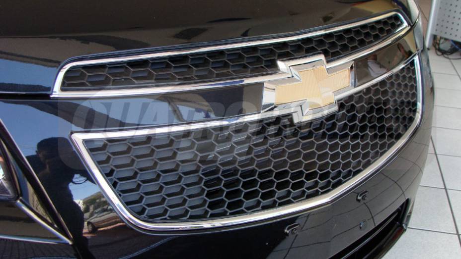 A grade frontal segue o DNA de estilo da Chevrolet | <a href="https://preprod.quatrorodas.abril.com.br/noticias/cruze-ja-esta-revendas-chevrolet-301112_p.shtml" target="_blank" rel="migration">Leia mais</a>