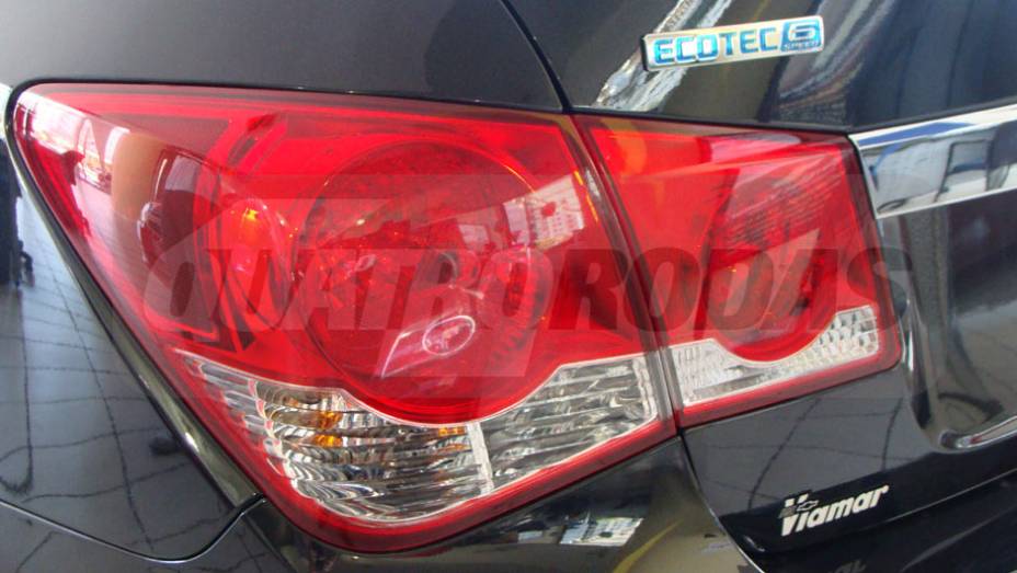 As lanternas t&ecirc;m desenho moderno e f&aacute;cil visualiza&ccedil;&atilde;o | <a href="https://preprod.quatrorodas.abril.com.br/noticias/cruze-ja-esta-revendas-chevrolet-301112_p.shtml" target="_blank" rel="migration">Leia mais</a>