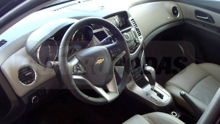 O interior agrada pelo acabamento de qualidade | <a href="https://preprod.quatrorodas.abril.com.br/noticias/cruze-ja-esta-revendas-chevrolet-301112_p.shtml" target="_blank" rel="migration">Leia mais</a>