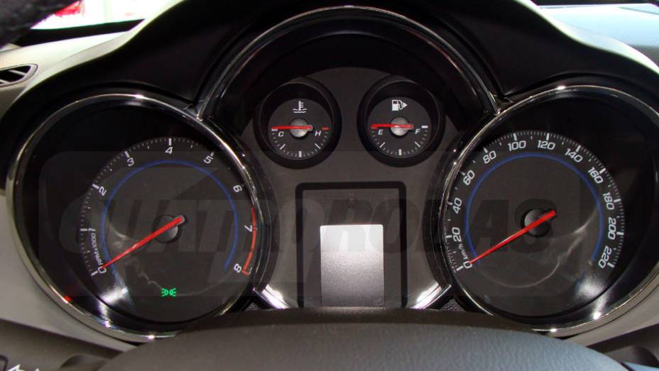No painel, os instrumentos primam pela simplicidade | <a href="https://preprod.quatrorodas.abril.com.br/noticias/cruze-ja-esta-revendas-chevrolet-301112_p.shtml" target="_blank" rel="migration">Leia mais</a>