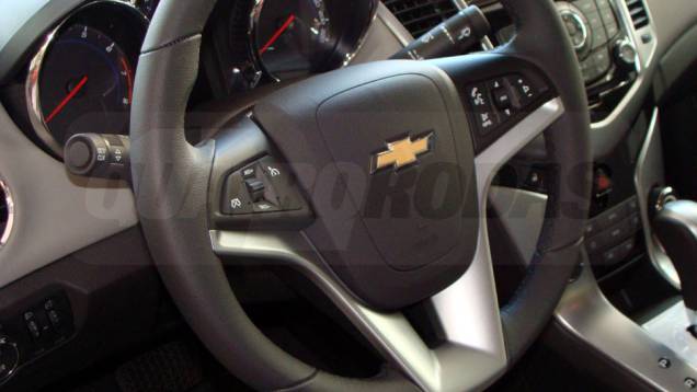 O volante tem comandos de som e Bluetooth | <a href="https://preprod.quatrorodas.abril.com.br/noticias/cruze-ja-esta-revendas-chevrolet-301112_p.shtml" target="_blank" rel="migration">Leia mais</a> O volante tem comandos de som e Bluetooth | <a href="https://preprod.quatrorodas.abril.com.br/noticias/cruze-ja-esta-revendas-chevrolet-301112_p.shtml" target="_blank" rel="migration">Leia mais</a>
