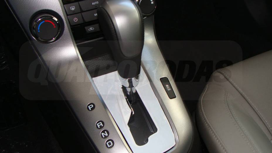 Na versão LTZ, o Cruze tem câmbio automático de seis marchas | <a href="https://preprod.quatrorodas.abril.com.br/noticias/cruze-ja-esta-revendas-chevrolet-301112_p.shtml" target="_blank" rel="migration">Leia mais</a>