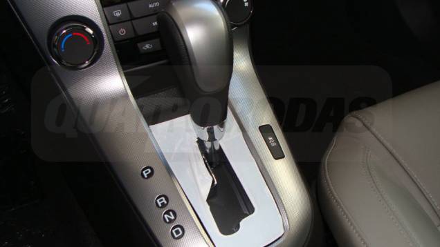 Na versão LTZ, o Cruze tem câmbio automático de seis marchas | <a href="https://preprod.quatrorodas.abril.com.br/noticias/cruze-ja-esta-revendas-chevrolet-301112_p.shtml" target="_blank" rel="migration">Leia mais</a> Na versão LTZ, o Cruze tem câmbio automático de seis marchas | <a href="https://preprod.quatrorodas.abril.com.br/noticias/cruze-ja-esta-revendas-chevrolet-301112_p.shtml" target="_blank" rel="migration">Leia mais</a>