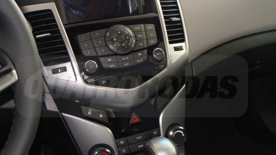Console central tem tela de LCD e GPS | <a href="https://preprod.quatrorodas.abril.com.br/noticias/cruze-ja-esta-revendas-chevrolet-301112_p.shtml" target="_blank" rel="migration">Leia mais</a>