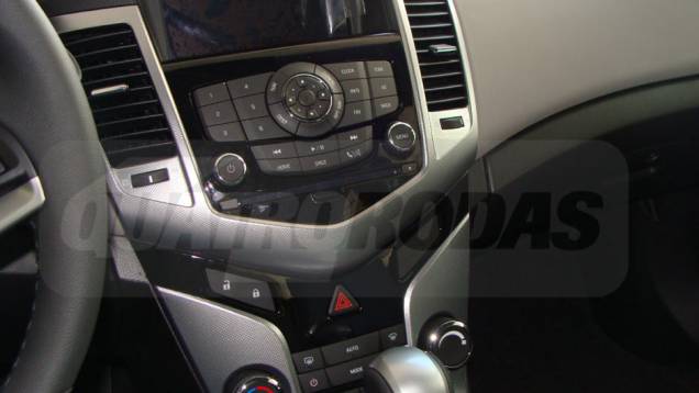 Console central tem tela de LCD e GPS | <a href="https://preprod.quatrorodas.abril.com.br/noticias/cruze-ja-esta-revendas-chevrolet-301112_p.shtml" target="_blank" rel="migration">Leia mais</a> Console central tem tela de LCD e GPS | <a href="https://preprod.quatrorodas.abril.com.br/noticias/cruze-ja-esta-revendas-chevrolet-301112_p.shtml" target="_blank" rel="migration">Leia mais</a>