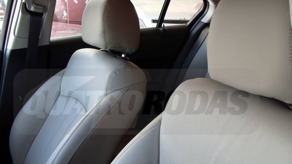 Bancos de couro podem ter acabamento na cor creme | <a href="https://preprod.quatrorodas.abril.com.br/noticias/cruze-ja-esta-revendas-chevrolet-301112_p.shtml" target="_blank" rel="migration">Leia mais</a>