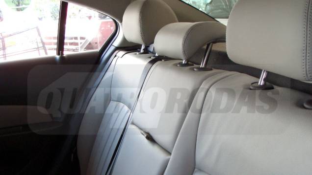 Atrás, o espaço para os passageiros é bom | <a href="https://preprod.quatrorodas.abril.com.br/noticias/cruze-ja-esta-revendas-chevrolet-301112_p.shtml" target="_blank" rel="migration">Leia mais</a> Atrás, o espaço para os passageiros é bom | <a href="https://preprod.quatrorodas.abril.com.br/noticias/cruze-ja-esta-revendas-chevrolet-301112_p.shtml" target="_blank" rel="migration">Leia mais</a>