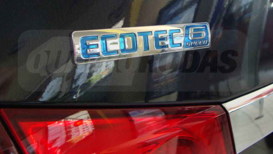 O logotipo Ecotec indica o novo motor do Cruze | <a href="https://preprod.quatrorodas.abril.com.br/noticias/cruze-ja-esta-revendas-chevrolet-301112_p.shtml" target="_blank" rel="migration">Leia mais</a>