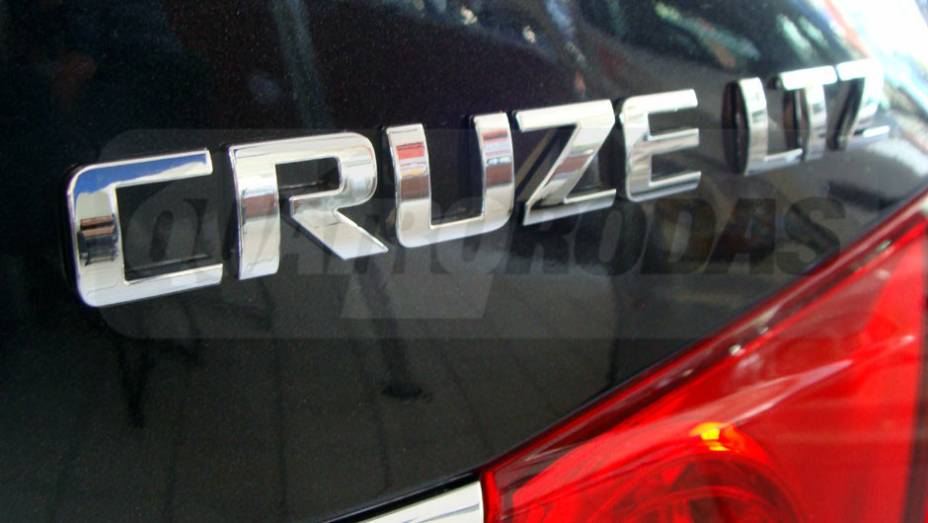 O Cruze ter&aacute; duas vers&otilde;es de acabamento: LT e LTZ | <a href="https://preprod.quatrorodas.abril.com.br/noticias/cruze-ja-esta-revendas-chevrolet-301112_p.shtml" target="_blank" rel="migration">Leia mais</a>