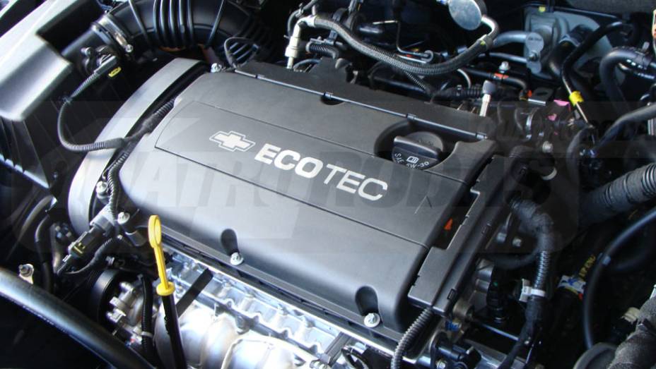 O motor 1.8 Ecotec tem 140 cv e &eacute; flex | <a href="https://preprod.quatrorodas.abril.com.br/noticias/cruze-ja-esta-revendas-chevrolet-301112_p.shtml" target="_blank" rel="migration">Leia mais</a>