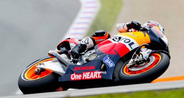 Na MotoGP, Dani Pedrosa chegou a brigar pela liderança, mas sofreu uma queda Na MotoGP, Dani Pedrosa chegou a brigar pela liderança, mas sofreu uma queda