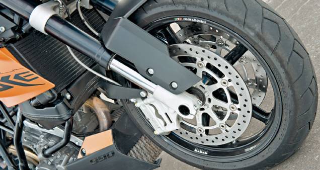 Suspensão White Power, rodas Marchesini, freios Brembo: marcas de grife Suspensão White Power, rodas Marchesini, freios Brembo: marcas de grife