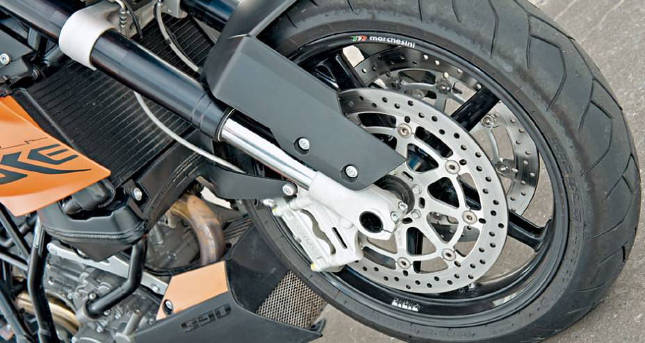Suspens&atilde;o White Power, rodas Marchesini, freios Brembo: marcas de grife