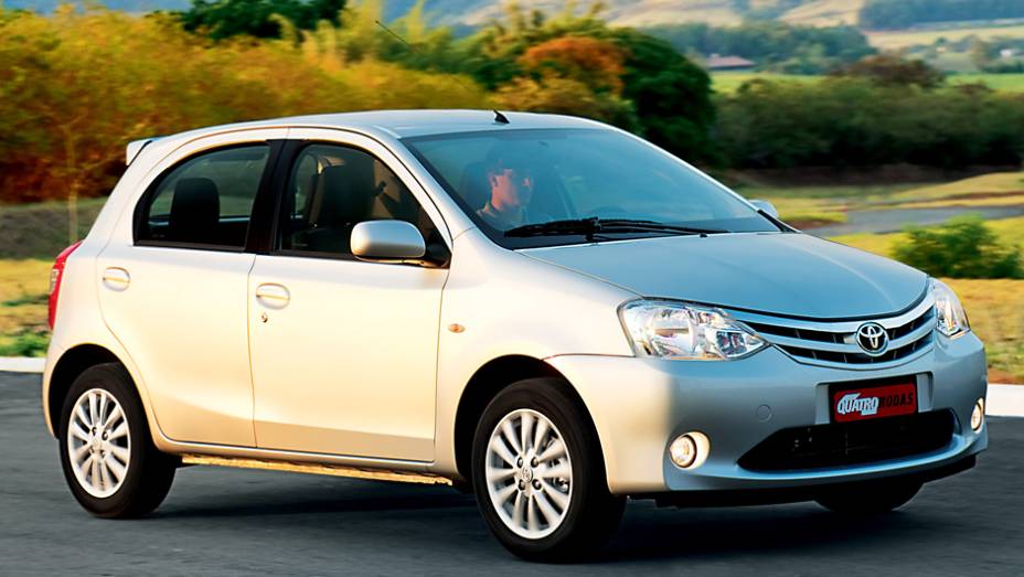 Toyota Etios 1.5: consumo urbano (A): 8,4 km/l | consumo rodoviário (A): 9,3 km/l | urbano (G): 11,9 km/l | rodoviário (G): 14 km/l | <a href="%20https://preprod.quatrorodas.abril.com.br/noticias/fabricantes/inmetro-divulga-carros-mais-economicos-ou-beberroes-" rel="migration"></a>