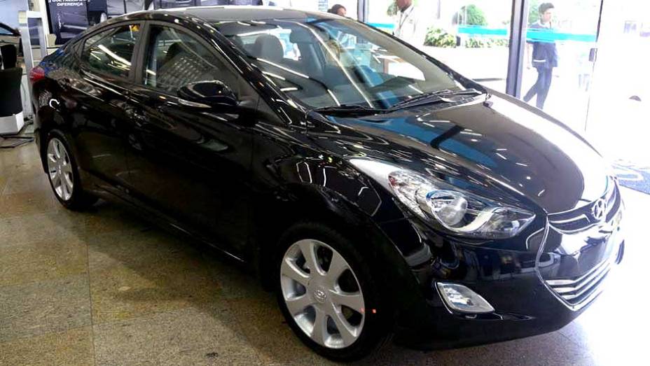 Hyundai Elantra | <a href="https://preprod.quatrorodas.abril.com.br/noticias/veloster-elantra-ja-estao-venda-concessionarias-hyundai-303518_p.shtml" rel="migration">Leia mais</a>