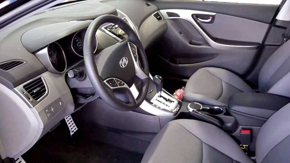 Hyundai Elantra | <a href="https://preprod.quatrorodas.abril.com.br/noticias/veloster-elantra-ja-estao-venda-concessionarias-hyundai-303518_p.shtml" rel="migration">Leia mais</a>