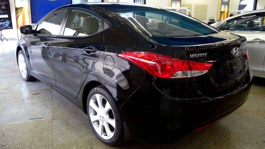Hyundai Elantra | <a href="https://preprod.quatrorodas.abril.com.br/noticias/veloster-elantra-ja-estao-venda-concessionarias-hyundai-303518_p.shtml" rel="migration">Leia mais</a>