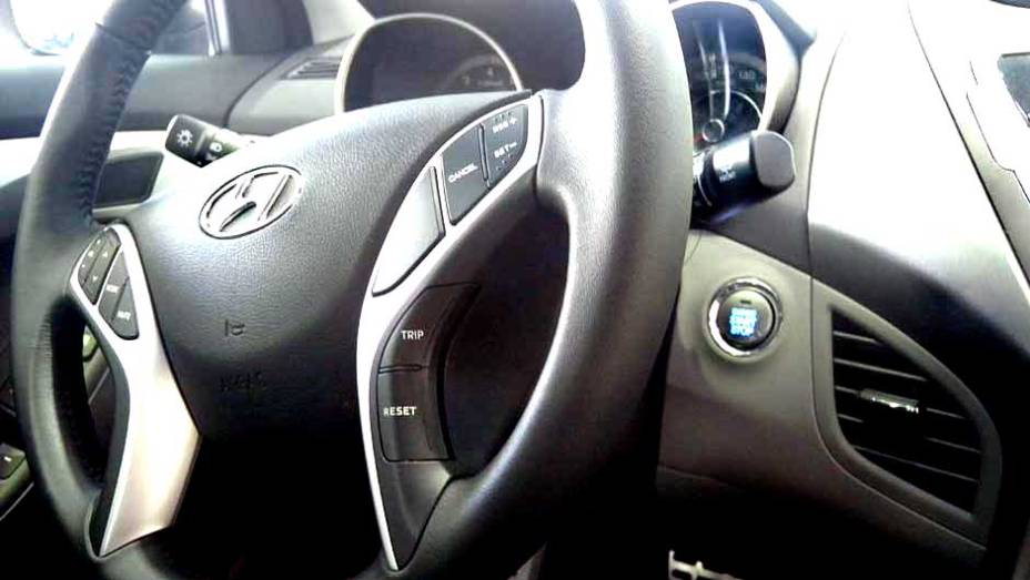 Hyundai Elantra | <a href="https://preprod.quatrorodas.abril.com.br/noticias/veloster-elantra-ja-estao-venda-concessionarias-hyundai-303518_p.shtml" rel="migration">Leia mais</a>