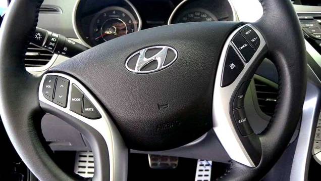 Hyundai Elantra | <a href="https://preprod.quatrorodas.abril.com.br/noticias/veloster-elantra-ja-estao-venda-concessionarias-hyundai-303518_p.shtml" rel="migration">Leia mais</a> Hyundai Elantra | <a href="https://preprod.quatrorodas.abril.com.br/noticias/veloster-elantra-ja-estao-venda-concessionarias-hyundai-303518_p.shtml" rel="migration">Leia mais</a>
