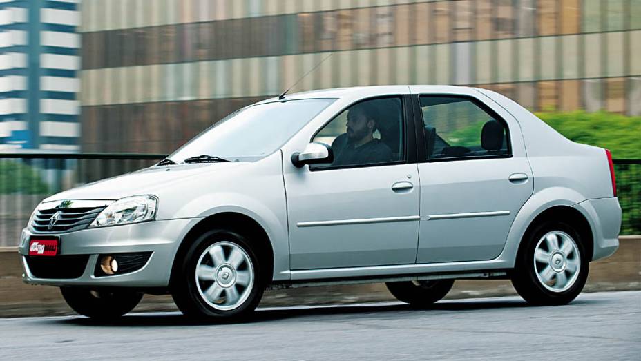 Renault Logan: 2,5/5 | <a href="https://preprod.quatrorodas.abril.com.br/noticias/carros-mais-menos-resistentes-alagamentos-731244.shtml" rel="migration">Leia mais</a>