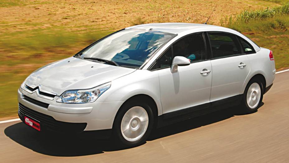 Citroën C4 Pallas: 2,5/5 | <a href="https://preprod.quatrorodas.abril.com.br/noticias/carros-mais-menos-resistentes-alagamentos-731244.shtml" rel="migration">Leia mais</a>