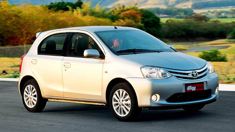 Toyota Etios hatch: 2,5/5 | <a href="https://preprod.quatrorodas.abril.com.br/noticias/carros-mais-menos-resistentes-alagamentos-731244.shtml" rel="migration">Leia mais</a>