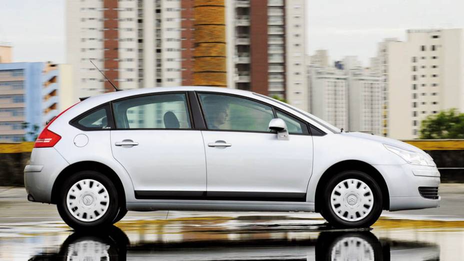 Citroën C4 hatch: nota 4/5 | <a href="https://preprod.quatrorodas.abril.com.br/noticias/carros-mais-menos-resistentes-alagamentos-731244.shtml" rel="migration">Leia mais</a>