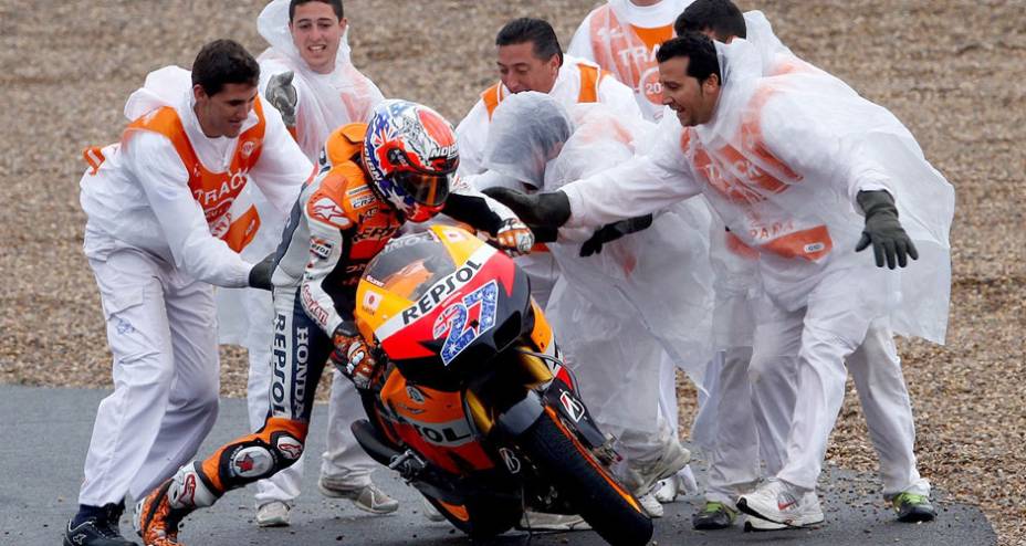 Casey Stoner, da Honda, ap&oacute;s queda