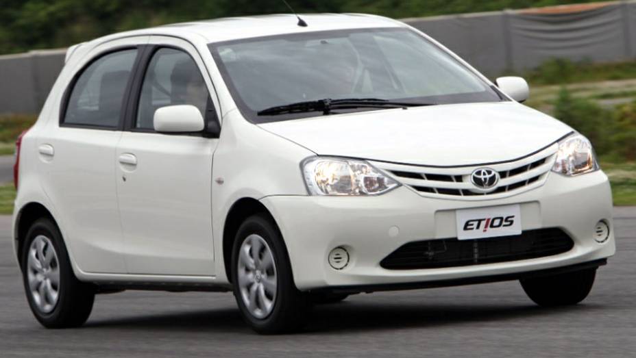 Desenvolvido na Índia, o carro foi projetado pensando nos países emergentes | <a href="https://preprod.quatrorodas.abril.com.br/salao-do-automovel/2012/carros/toyota-etios-703992.shtml" rel="migration">Leia mais</a>