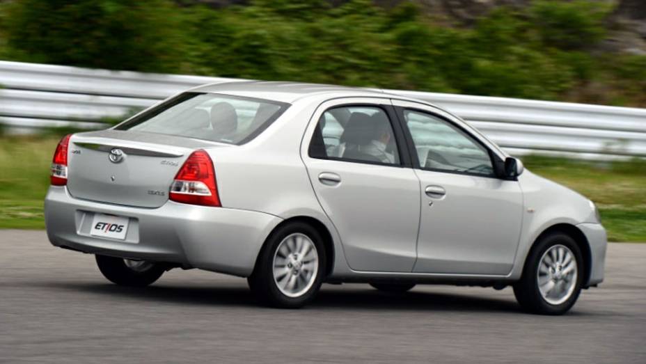 Ali&aacute;s, note como o Etios sed&atilde; lembra muito o Logan, principalmente olhando sua traseira | <a href="https://preprod.quatrorodas.abril.com.br/salao-do-automovel/2012/carros/toyota-etios-703992.shtml" rel="migration">Leia mais</a>