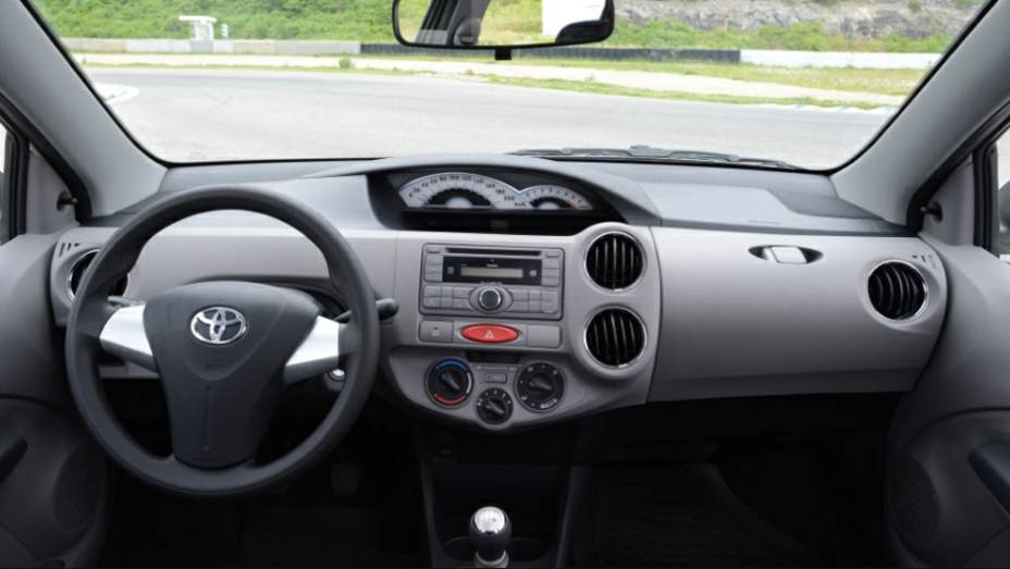 O interior tem materiais simples, como todo popular, e painel em posição central | <a href="https://preprod.quatrorodas.abril.com.br/salao-do-automovel/2012/carros/toyota-etios-703992.shtml" rel="migration">Leia mais</a>