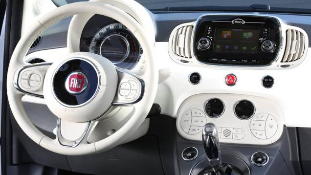 Modelo ganhou novos detalhes e o destaque do centro de entretenimento Uconnect no painel | <a href="https://preprod.quatrorodas.abril.com.br/noticias/fabricantes/fiat-500-reestilizado-revelado-884160.shtml" target="_blank" rel="migration">Leia mais</a> Modelo ganhou novos detalhes e o destaque do centro de entretenimento Uconnect no painel | <a href="https://preprod.quatrorodas.abril.com.br/noticias/fabricantes/fiat-500-reestilizado-revelado-884160.shtml" target="_blank" rel="migration">Leia mais</a>