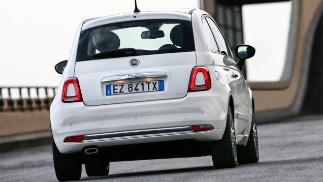 Lanternas foram alteradas e luzes de neblina e ré estão nas extremidades do para-choque | <a href="https://preprod.quatrorodas.abril.com.br/noticias/fabricantes/fiat-500-reestilizado-revelado-884160.shtml" target="_blank" rel="migration">Leia mais</a> Lanternas foram alteradas e luzes de neblina e ré estão nas extremidades do para-choque | <a href="https://preprod.quatrorodas.abril.com.br/noticias/fabricantes/fiat-500-reestilizado-revelado-884160.shtml" target="_blank" rel="migration">Leia mais</a>