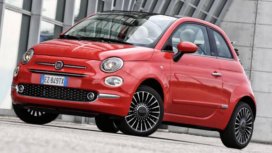 Carro mantém versão conversível e sofreu mais de 1.800 modificações em relação ao seu antecessor | <a href="https://preprod.quatrorodas.abril.com.br/noticias/fabricantes/fiat-500-reestilizado-revelado-884160.shtml" target="_blank" rel="migration">Leia mais</a>