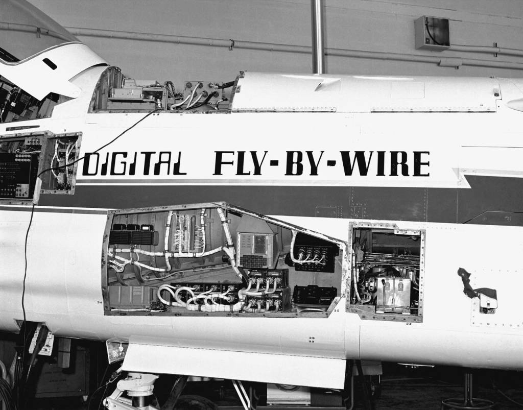 F-8 Crusader Módulos de controle do primeiro avião equipado com FBW digital