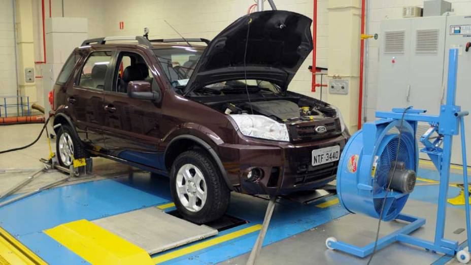 O dinam&ocirc;metro testa o n&iacute;vel de emiss&otilde;es de poluentes. <a href="https://preprod.quatrorodas.abril.com.br/reportagens/casa-ford-638095.shtml" rel="migration">Leia mais</a>