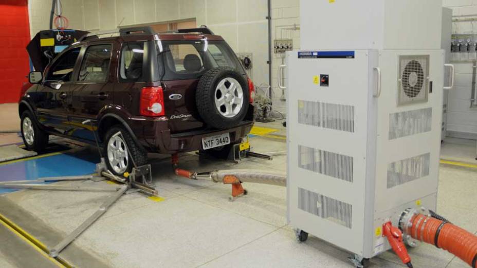 Todos os gases que saem do escapamento s&atilde;o coletados por esta m&aacute;quina. <a href="https://preprod.quatrorodas.abril.com.br/reportagens/casa-ford-638095.shtml" rel="migration">Leia mais</a>