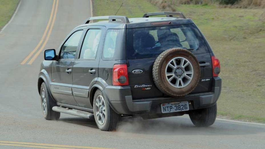 Curvas fechadas são feitas em alta velocidade pelos pilotos da Ford. <a href="https://preprod.quatrorodas.abril.com.br/reportagens/casa-ford-638095.shtml" rel="migration">Leia mais</a>