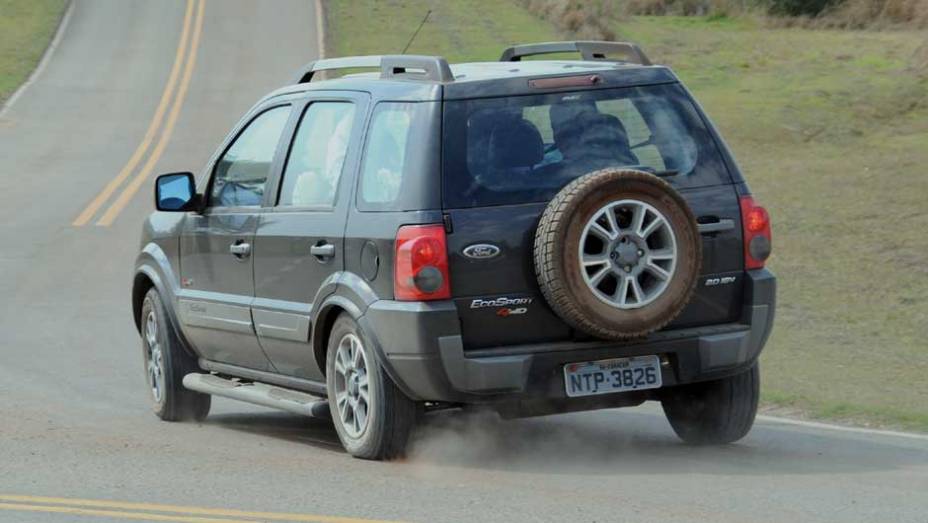 Curvas fechadas s&atilde;o feitas em alta velocidade pelos pilotos da Ford. <a href="https://preprod.quatrorodas.abril.com.br/reportagens/casa-ford-638095.shtml" rel="migration">Leia mais</a>