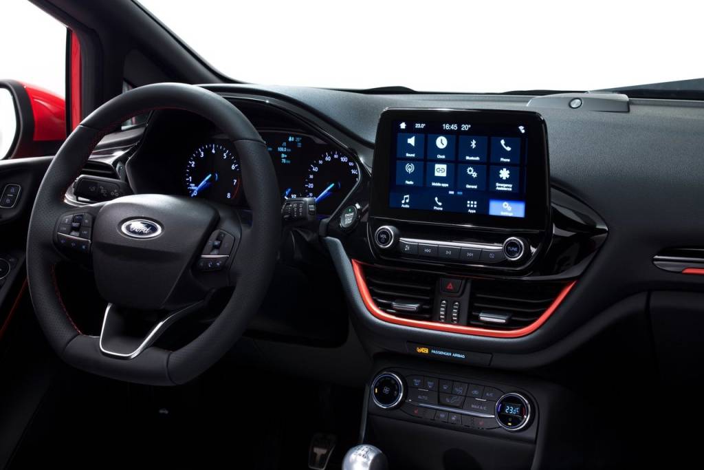 ford-fiesta-2017-8 Central Sync3 substitui a defasada tela monocromática