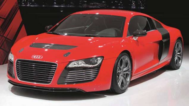 R8 e-tron se diferencia do atual R8 por abertura no capô R8 e-tron se diferencia do atual R8 por abertura no capô