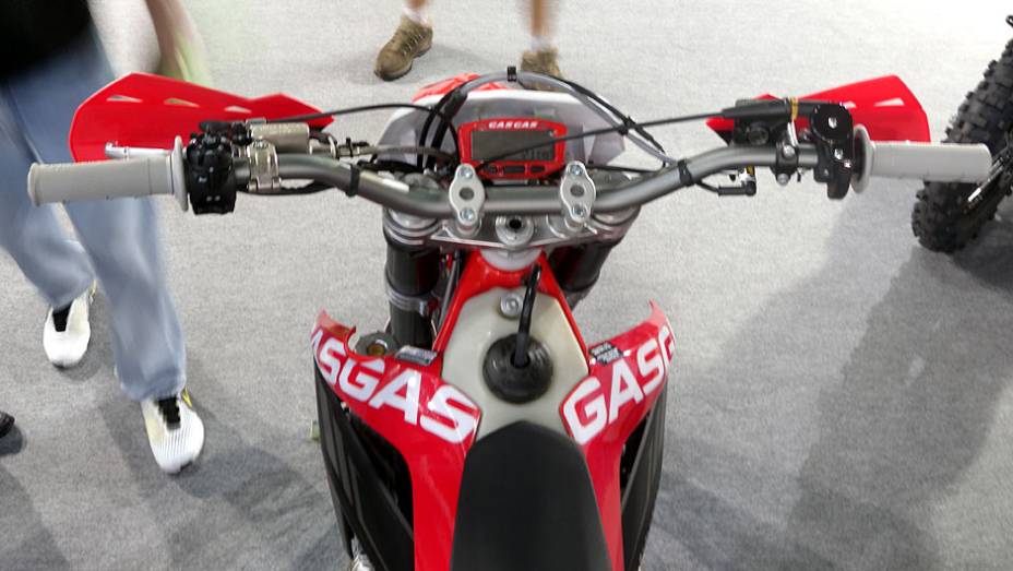 EC 300 conta com motor monocilíndrico | <a href="https://preprod.quatrorodas.abril.com.br/moto/noticias/gas-gas-apresenta-novas-versoes-ec-642363.shtml" rel="migration">Leia mais</a>